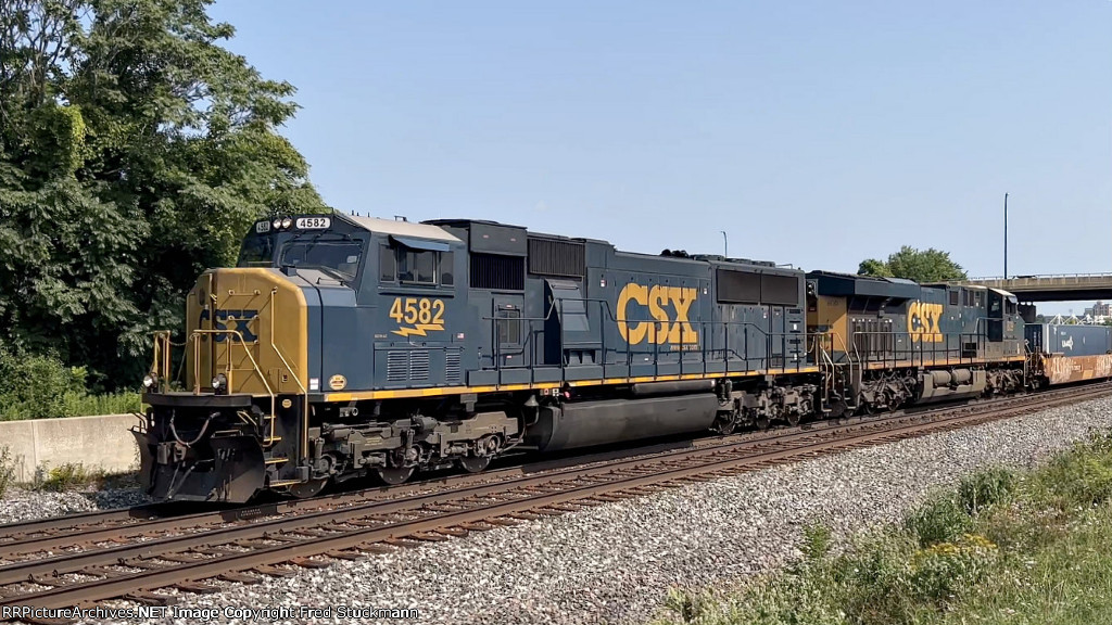 CSX 4582 leads I137.